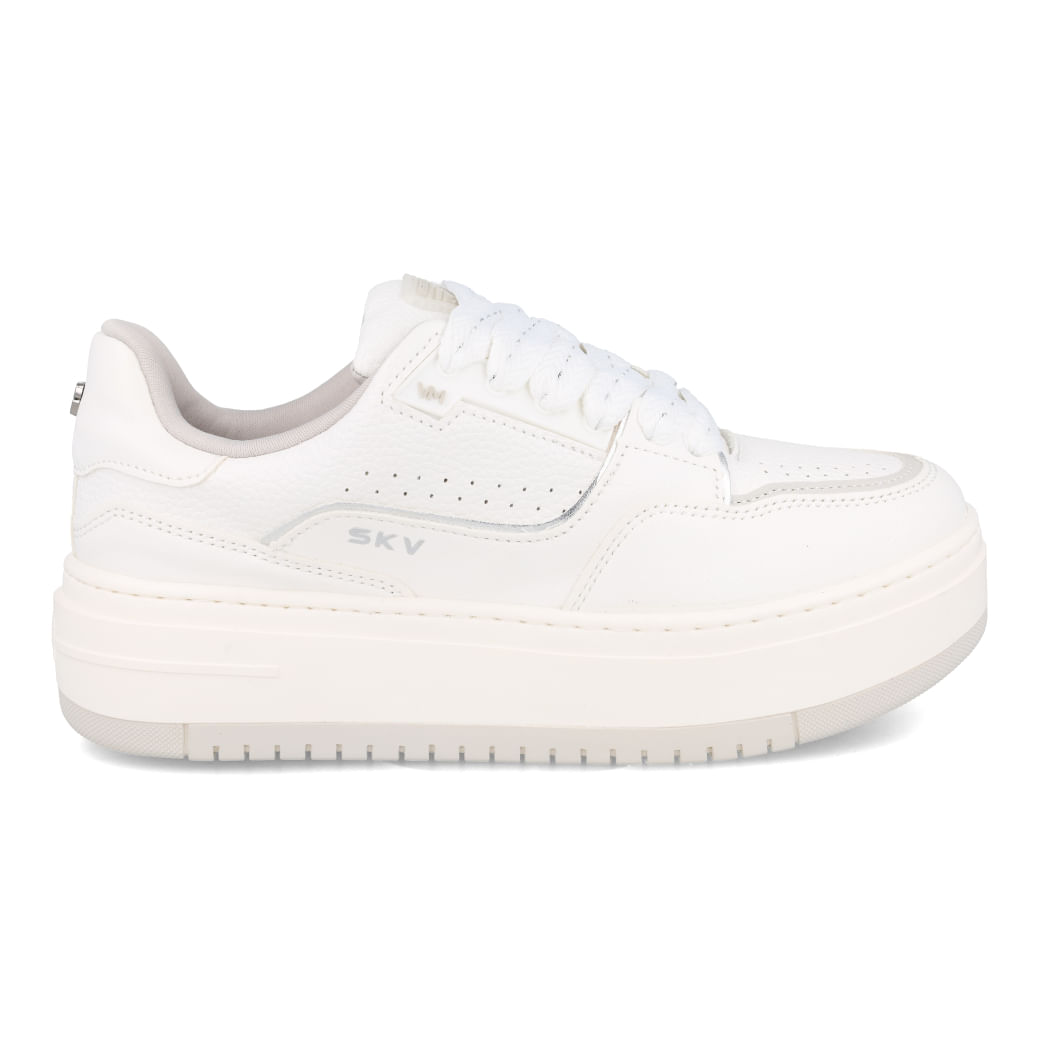 Tênis casual feminino branco e prata visto em perspectiva para ajuste e conforto